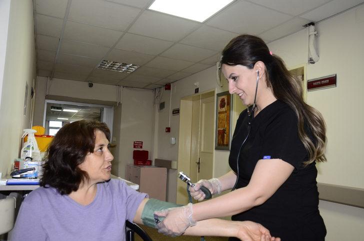 Kovid-19 için mesleğine dönen Aydınlı hemşire, ikinci üniversitesini birincilikle bitirdi G3