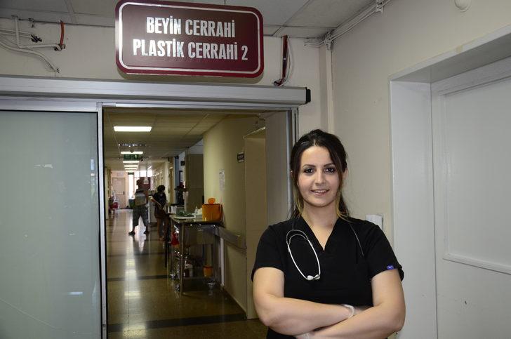 Kovid-19 için mesleğine dönen Aydınlı hemşire, ikinci üniversitesini birincilikle bitirdi G4