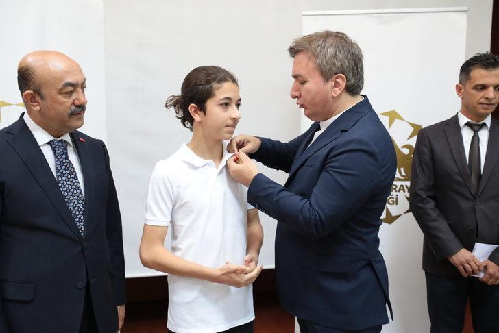 Aksaray'da LGS'de tam puan alan öğrenci altınla ödüllendirildi G2