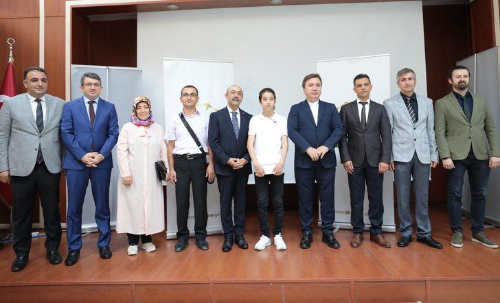 Aksaray'da LGS'de tam puan alan öğrenci altınla ödüllendirildi G3