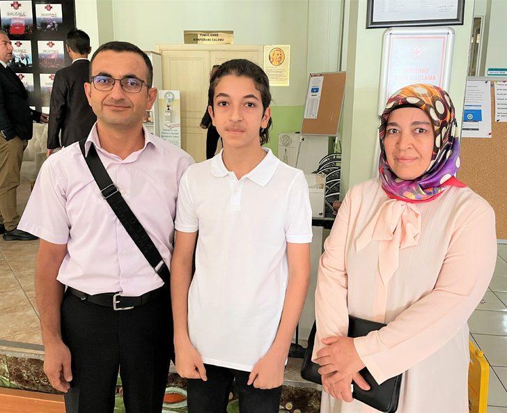 Aksaray'da LGS'de tam puan alan öğrenci altınla ödüllendirildi G4