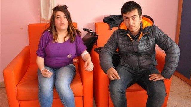 Köpek sevmek için hamile kadın ve eşini dövdüler