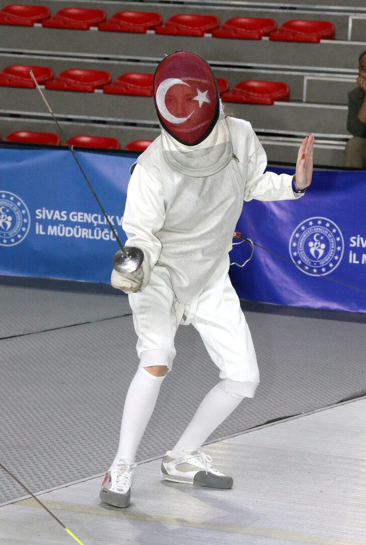 Sivas'ta düzenlenen Türkiye Eskrim Şampiyonası devam ediyor G1