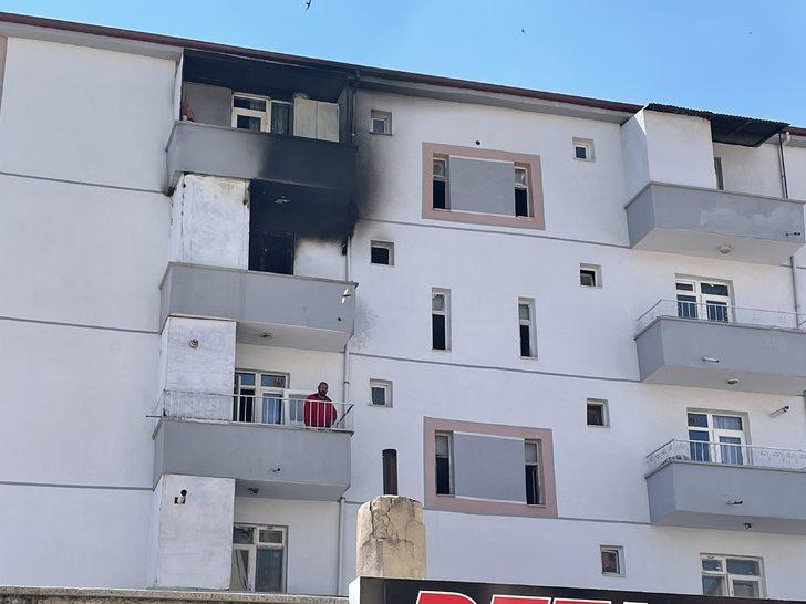 Niğde'deki yangında balkondan sarkan kadını kurtaran komşusu yaşadıklarını anlattı G5