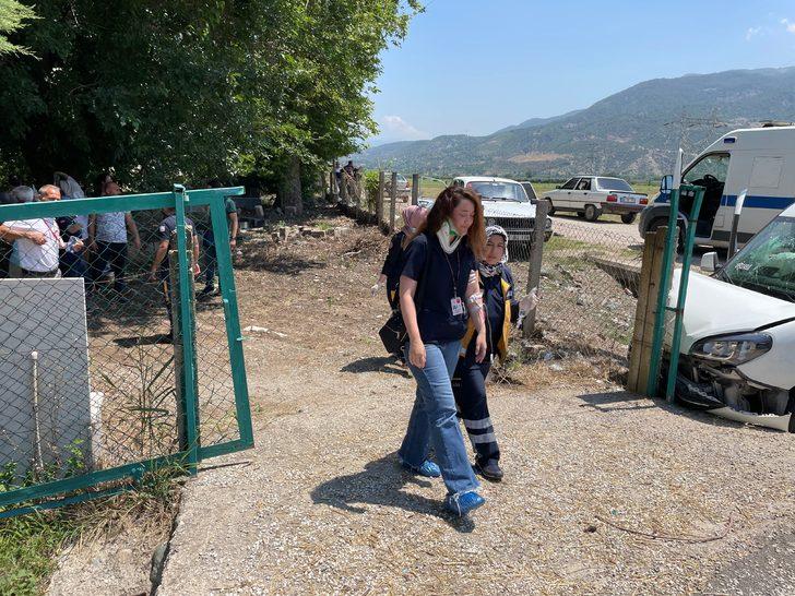 Sağlıkçıları taşıyan araçla otomobilin çarpışması nedeniyle 6 kişi yaralandı G2