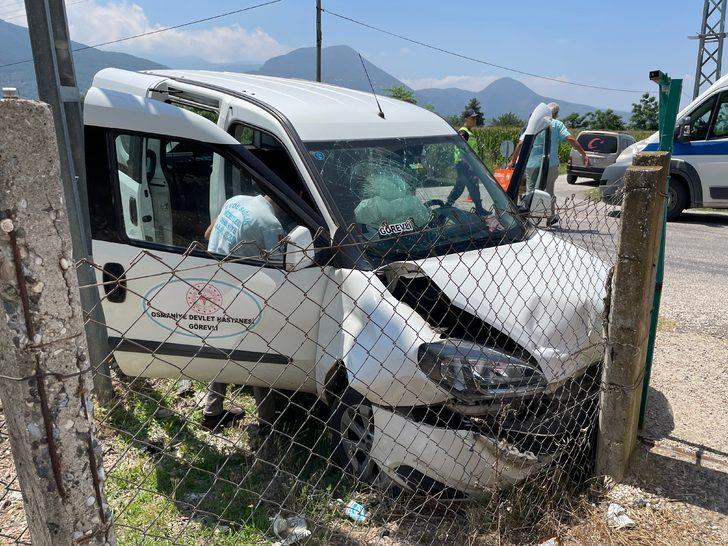 Sağlıkçıları taşıyan araçla otomobilin çarpışması nedeniyle 6 kişi yaralandı G4