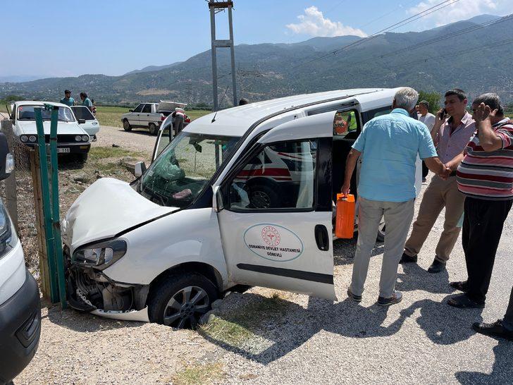 Sağlıkçıları taşıyan araçla otomobilin çarpışması nedeniyle 6 kişi yaralandı G5