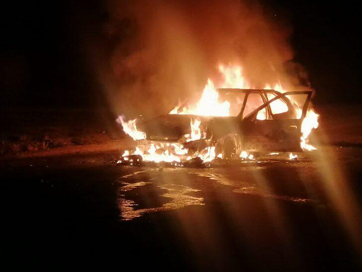 Erzincan'da seyir halindeyken alev alan otomobil kullanılamaz hale geldi G1