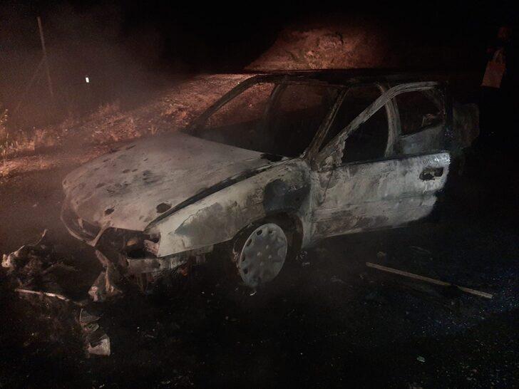 Erzincan'da seyir halindeyken alev alan otomobil kullanılamaz hale geldi G2