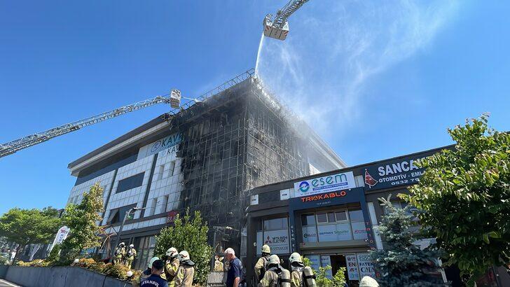 Başakşehir'de iş merkezinin dış cephesinde çıkan yangın söndürüldü G1
