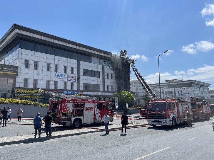Başakşehir'de iş merkezinin dış cephesinde çıkan yangın söndürüldü G2