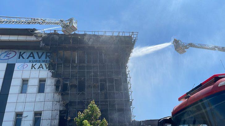 Başakşehir'de iş merkezinin dış cephesinde çıkan yangın söndürüldü G3