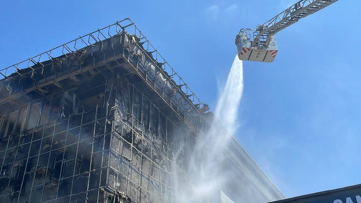 Başakşehir'de iş merkezinin dış cephesinde çıkan yangın söndürüldü G4