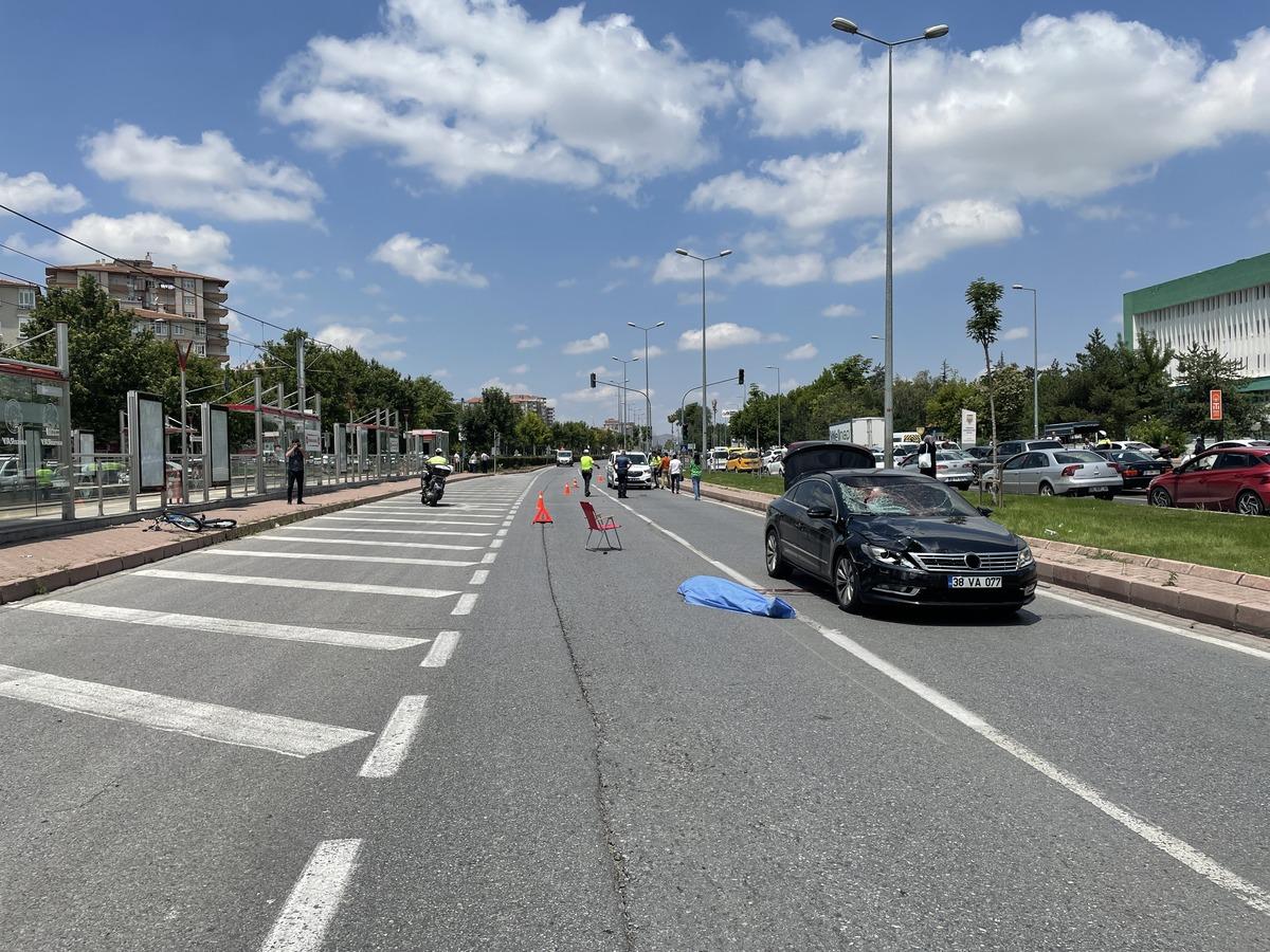 Kayseri'de otomobilin &ccedil;arptığı bisikletli &ouml;ld&uuml;