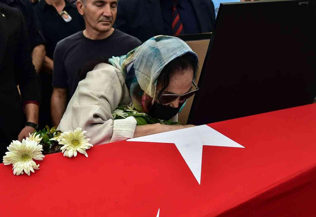 Son dakika! C&uuml;neyt Arkın'a veda! Murat Arkın o replikle veda etti, T&uuml;rkay Şoray tabuta kapanıp ağladı