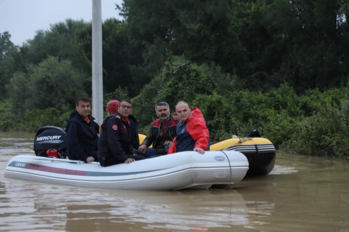 D&uuml;zce'de selde mahsur kalan b&uuml;y&uuml;kbaş hayvanlar kurtarıldı