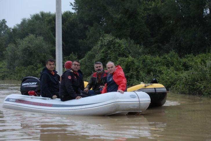 Düzce'de selde mahsur kalan büyükbaş hayvanlar kurtarıldı G1