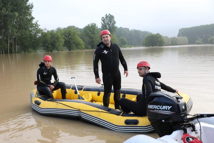 Düzce'de selde mahsur kalan büyükbaş hayvanlar kurtarıldı G3