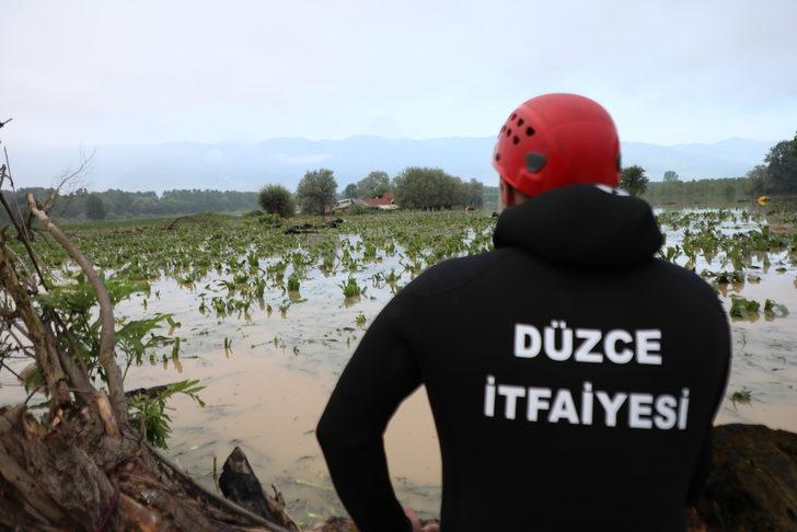 Düzce'de selde mahsur kalan büyükbaş hayvanlar kurtarıldı G4