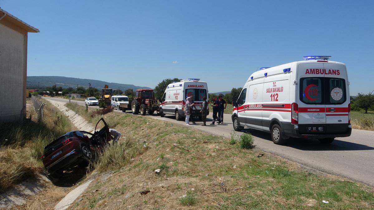 &Ccedil;anakkale'de otomobil ile hafif ticari aracın &ccedil;arpıştığı kazada 8 kişi yaralandı