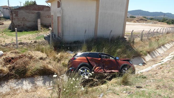 Çanakkale'de otomobil ile hafif ticari aracın çarpıştığı kazada 8 kişi yaralandı G3