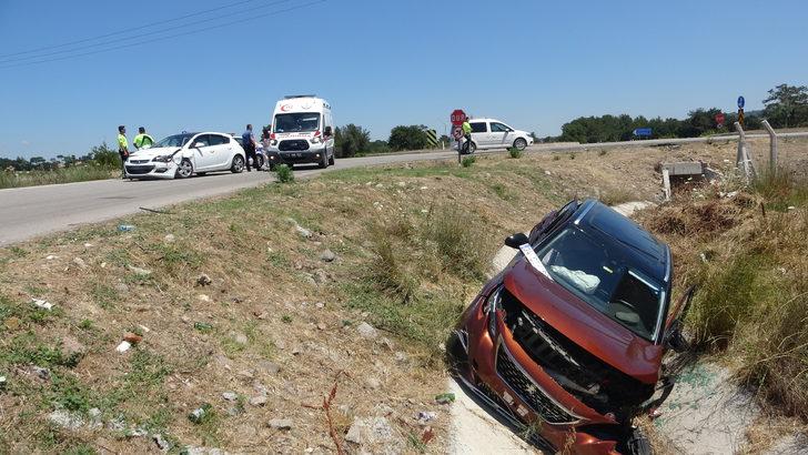 Çanakkale'de otomobil ile hafif ticari aracın çarpıştığı kazada 8 kişi yaralandı G4