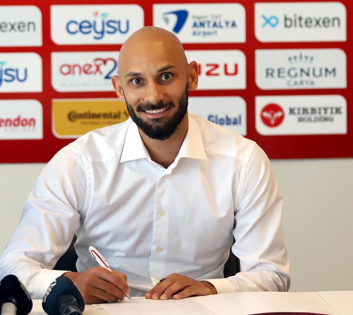 Antalyaspor, &Ouml;mer Toprak'ı 2 yıllığına kadrosuna kattı