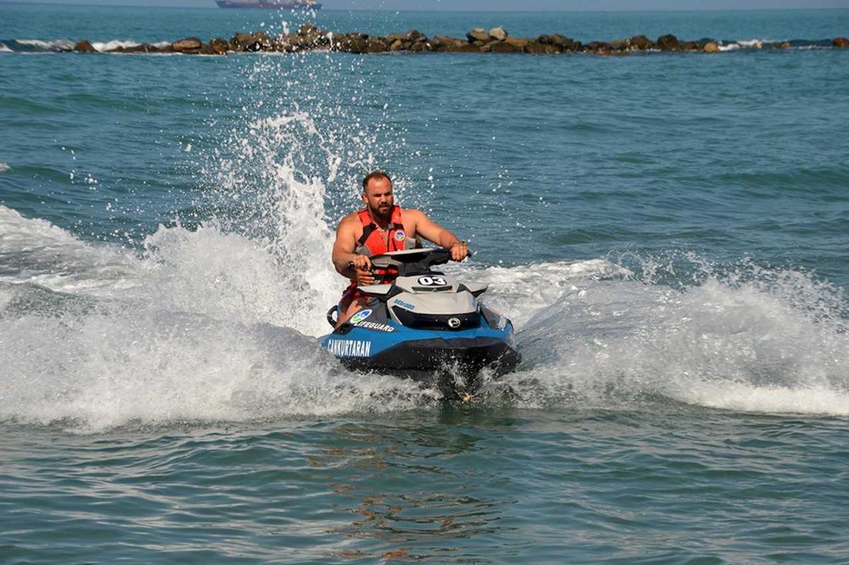 Sakarya'da cankurtaranlar 15 g&uuml;nde 50 kişiyi boğulmaktan kurtardı