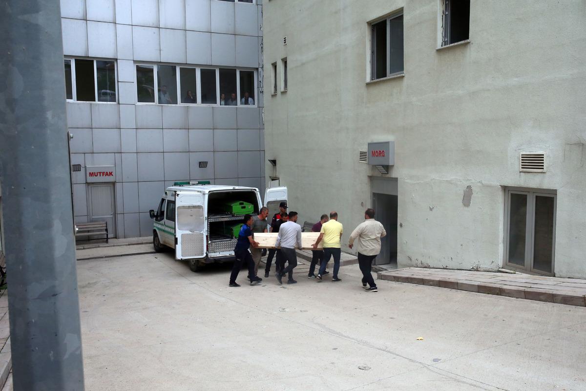 G&Uuml;NCELLEME 2 - Tokat'ta minib&uuml;s u&ccedil;uruma yuvarlandı, 4 kişi &ouml;ld&uuml;, 1 &ccedil;ocuk yaralandı