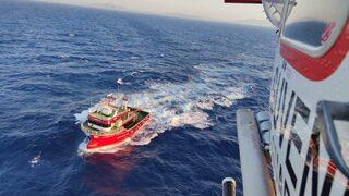 İzmir'de balıkçı teknesinde fenalık geçiren kişi helikopterle kurtarıldı