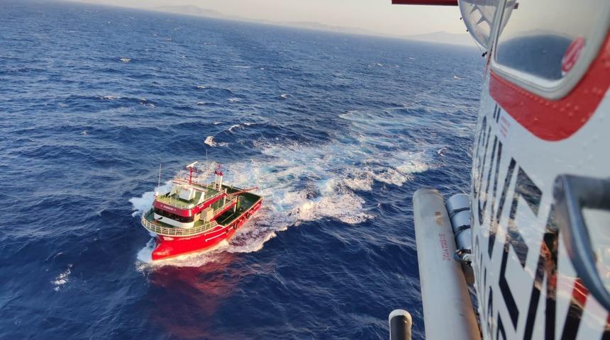 İzmir'de balıkçı teknesinde fenalık geçiren kişi helikopterle kurtarıldı