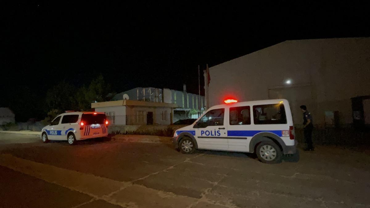 G&Uuml;NCELLEME - Adana'da eşler arasındaki kavgayı ayırmak isterken bı&ccedil;aklanan kişi &ouml;ld&uuml;