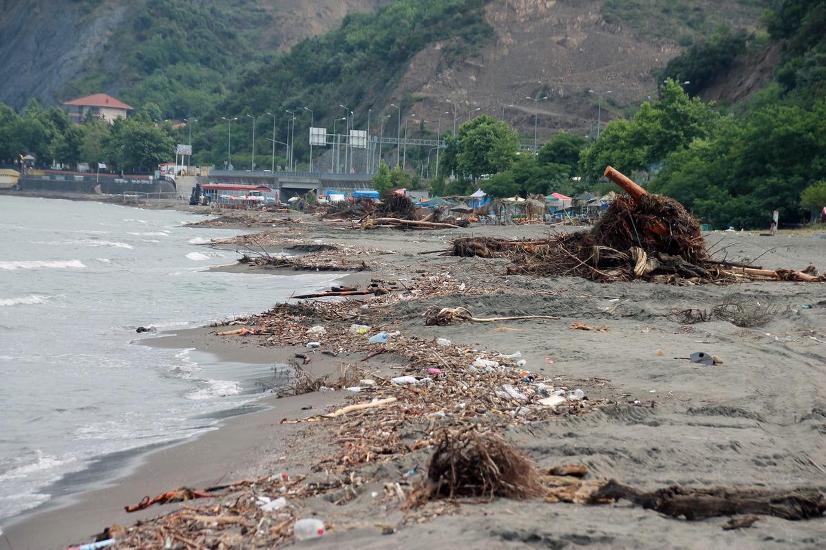Zonguldak'ta selin denize s&uuml;r&uuml;klediği odunlar kıyıya vurdu