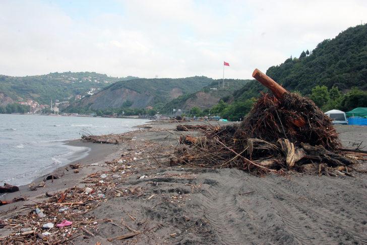 Zonguldak'ta selin denize sürüklediği odunlar kıyıya vurdu G2