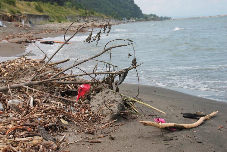 Zonguldak'ta selin denize sürüklediği odunlar kıyıya vurdu G4