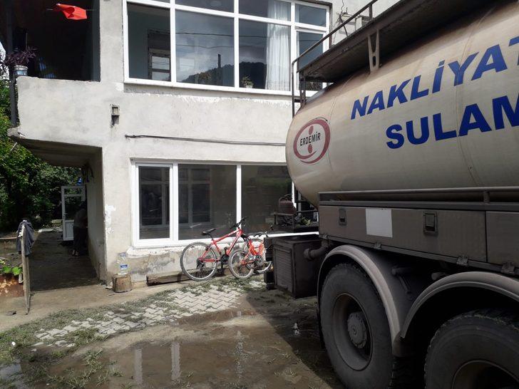 Zonguldak'ta selin denize sürüklediği odunlar kıyıya vurdu G5