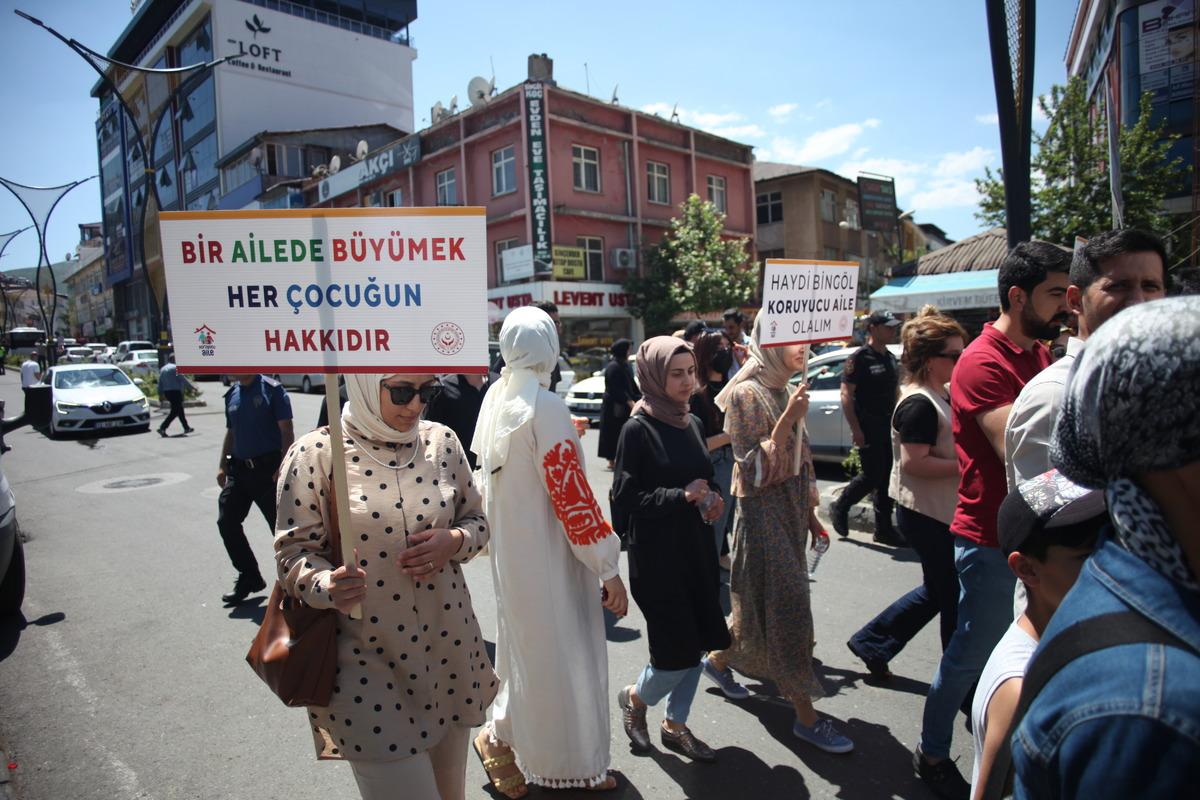 Bing&ouml;l, Batman ve Elazığ'da "Koruyucu Aile G&uuml;n&uuml; Y&uuml;r&uuml;y&uuml;ş&uuml;" yapıldı