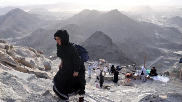 Hacı adayları Hazreti Muhammed'e ilk vahyin geldiği Hira Mağarası'nı ziyaret ediyor