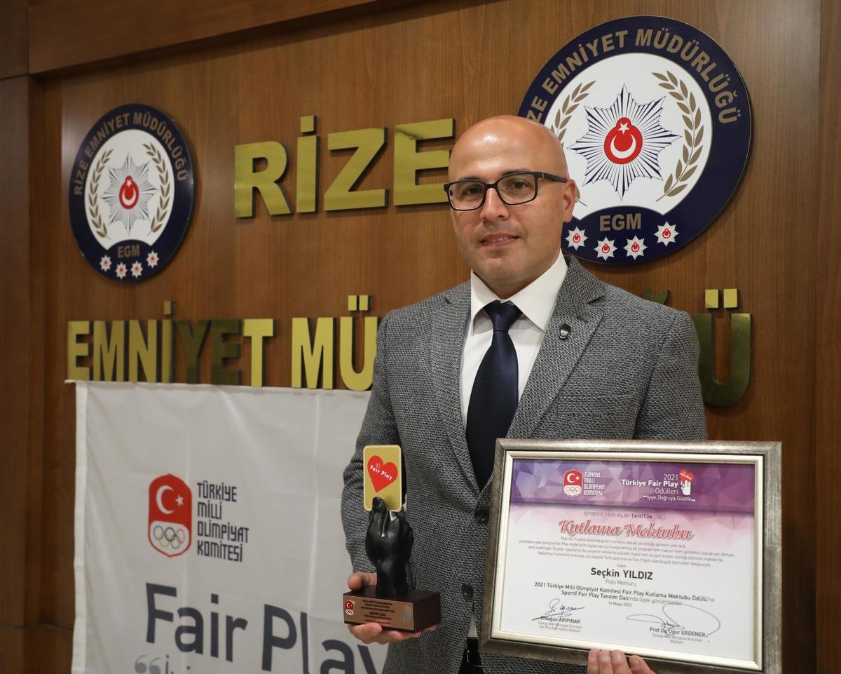 Rize'de g&ouml;rev yapan polis memuru Se&ccedil;kin Yıldız'a fair-play &ouml;d&uuml;l&uuml;