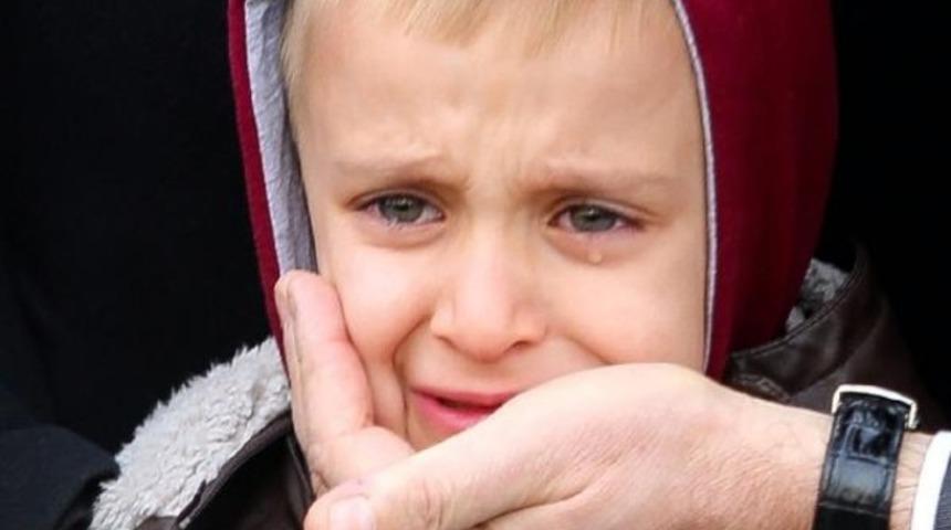 Şehit Haydar &Ccedil;etin'in 6 yaşındaki oğlu t&ouml;ren boyunca g&ouml;zyaşı d&ouml;kt&uuml;