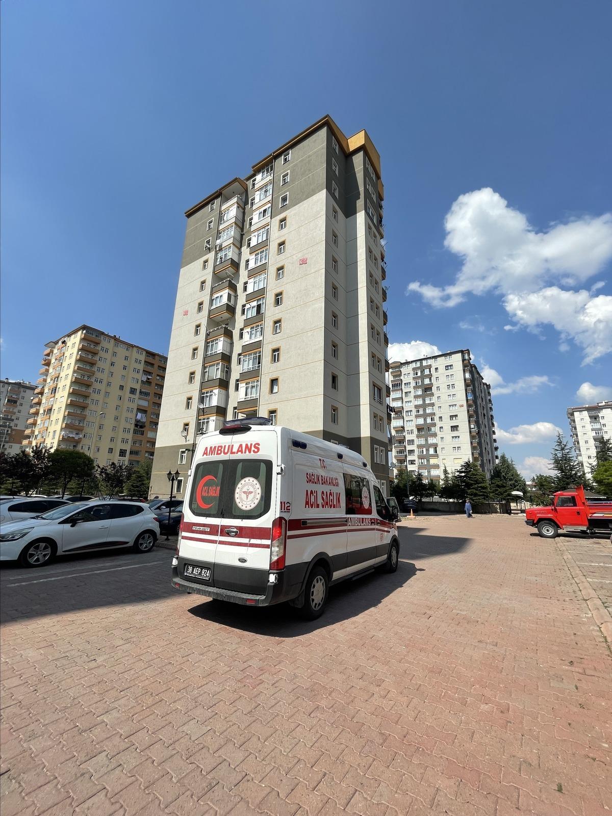 Kayseri'de altıncı kattan d&uuml;şen 5 yaşındaki &ccedil;ocuk ağır yaralandı