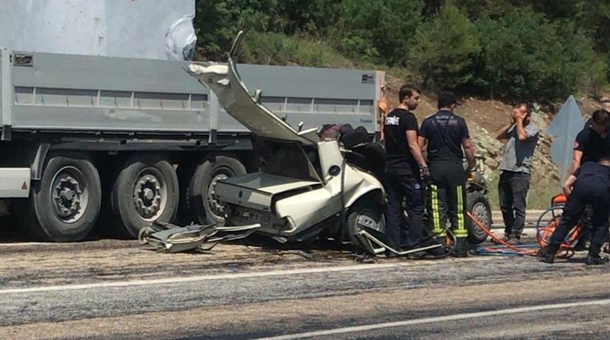 Bursa'da tırla çarpışan otomobildeki anne oğul hayatını kaybetti