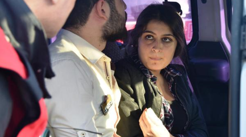 &Ccedil;antasını Vermek İstemeyen &Uuml;niversiteli Kızı Yerde S&uuml;r&uuml;klediler!