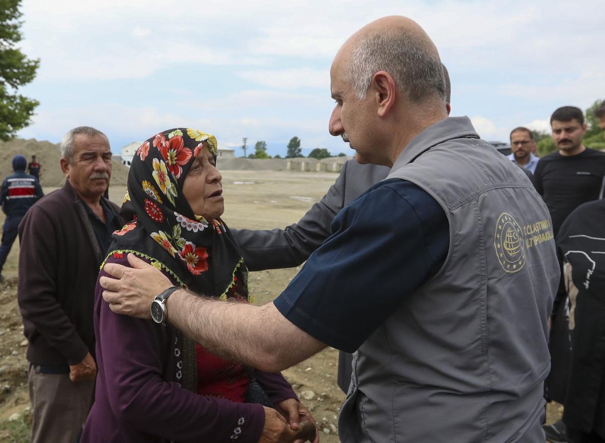 Bakan Karaismailoğlu selden etkilenen D&uuml;zce'de incelemelerde bulundu