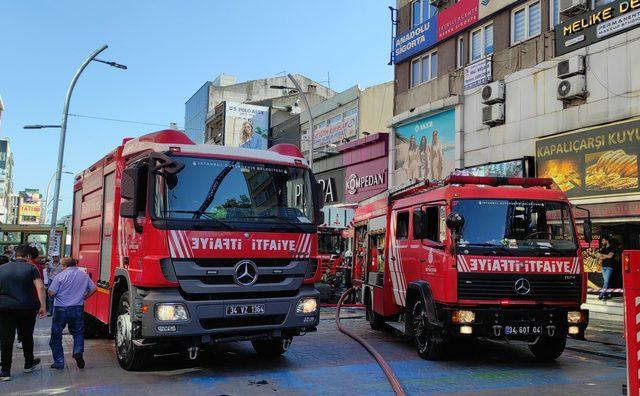 Bakırköy'de iş hanının çatısında çıkan yangın söndürüldü