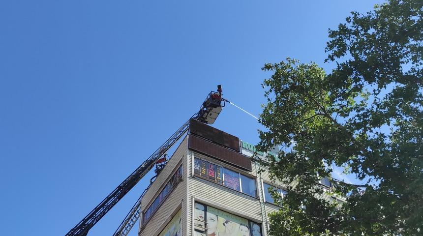 Bakırköy'de iş hanının çatısında çıkan yangın söndürüldü