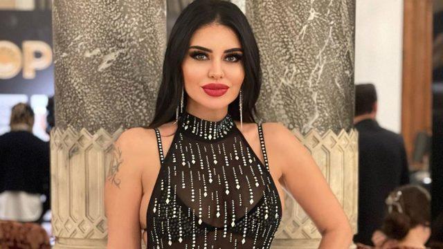 Ebru Polat yarı çıplak poz verdi, göğüslerini çantayla kapattı! Hiç giyinme olur mu