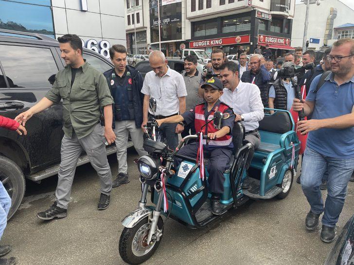 Bakan Kurum, Kastamonu'da bir engelliye elektrikli motosiklet hediye etti G2