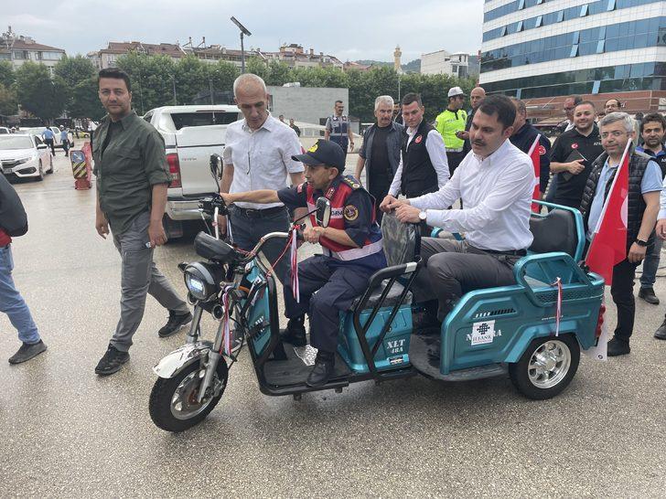 Bakan Kurum, Kastamonu'da bir engelliye elektrikli motosiklet hediye etti G3