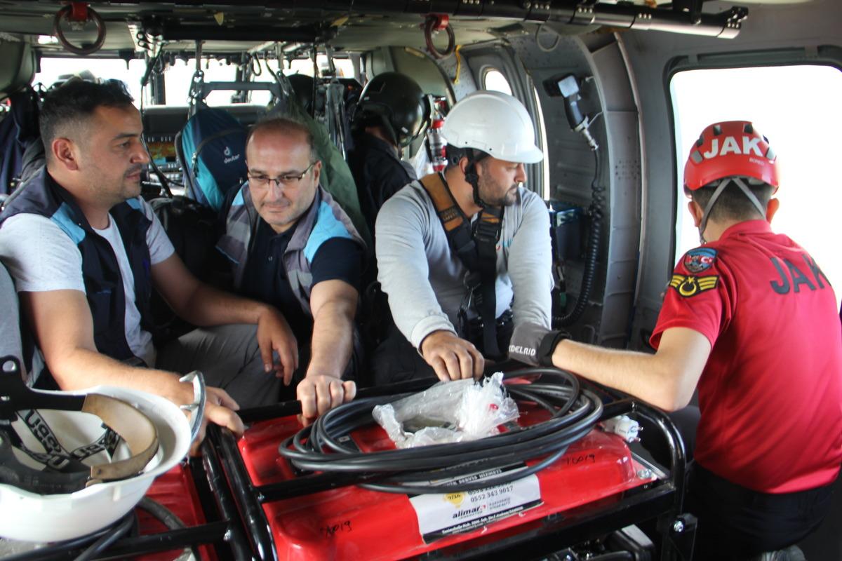 Sinop'ta selden etkilenen bazı k&ouml;ylere helikopterle jenerat&ouml;r g&ouml;t&uuml;r&uuml;ld&uuml;
